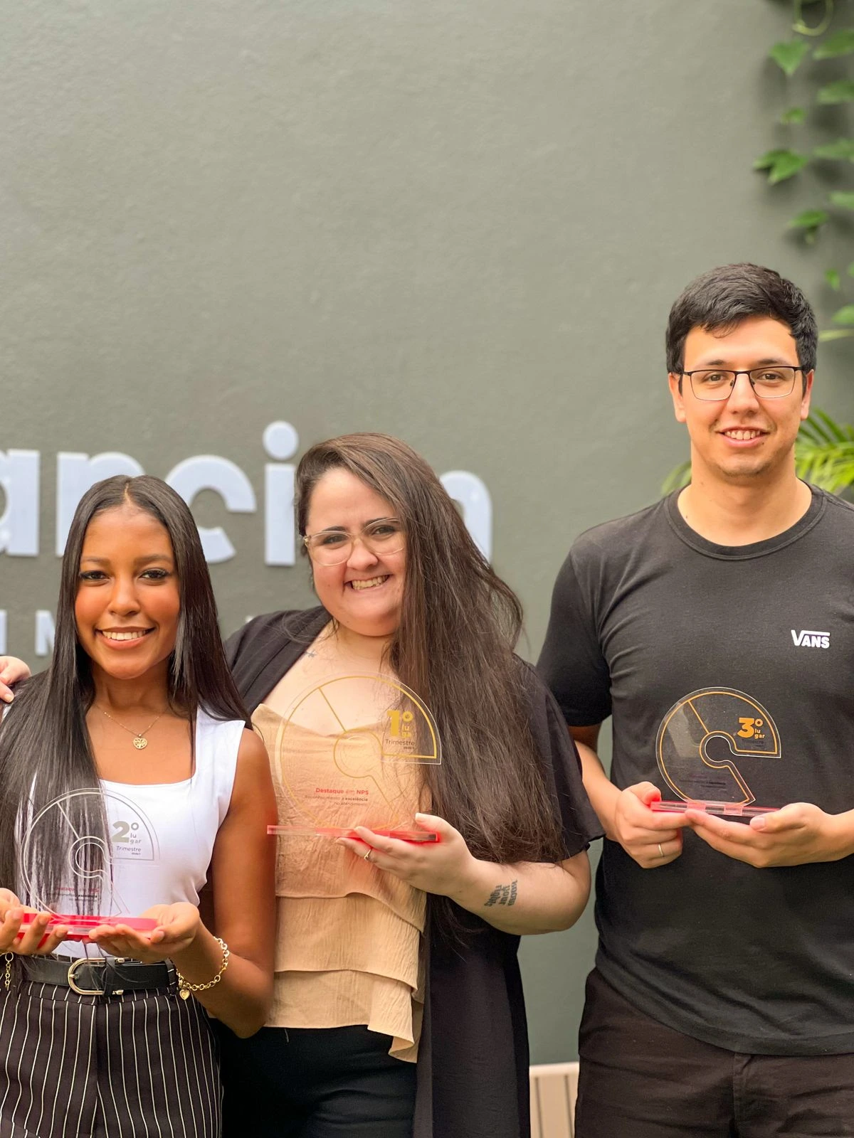 Equipe celebrando conquista profissional